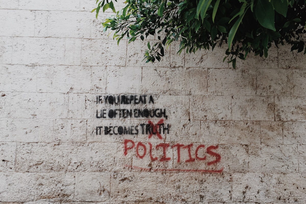Politisches Kunstwerk an einer Wand